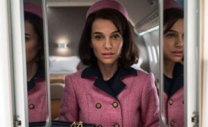 Ikona stylu Jackie film biograficzny o Jacqueline Kennedy dramat o kobiecie w żałobie recenzja ubrania sukienki kapelusze różowy kostium Chanel