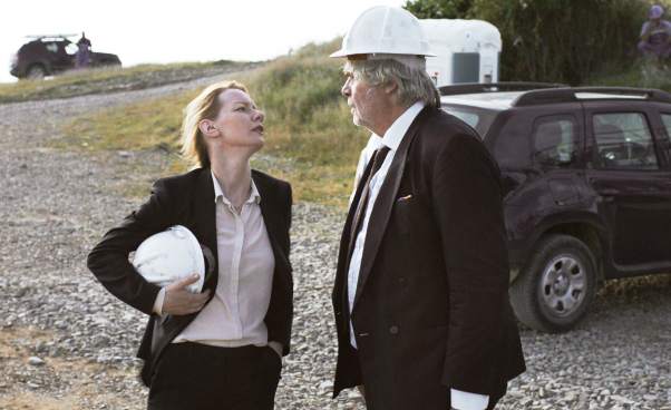 Recenzja filmu Toni Erdmann komediodramat niemiecka dobra komedia o córce i ojcu praca w korporacji śmieszny film