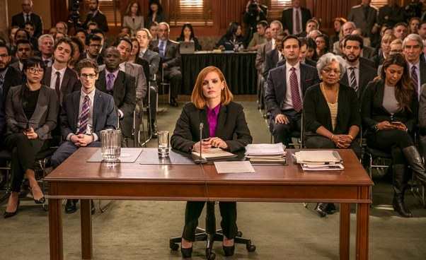 Sama przeciw wszystkim Miss Sloane dobry ciekawy film dramat thriller polityczny o kobiecie lobbystce Jessica Chastain