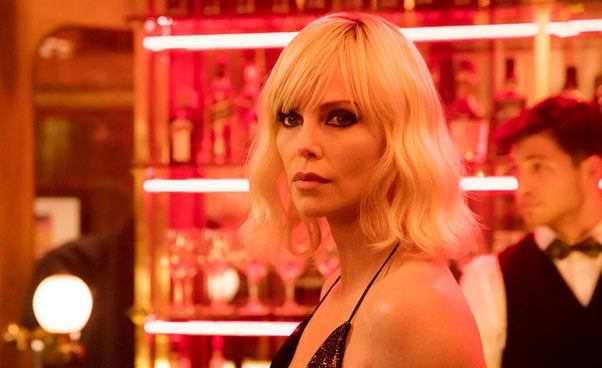 Film o femme fatale sensacyjny ciekawy Atomic Blonde z akcją w czasie zimnej wojny z Charlize Theron Recenzja