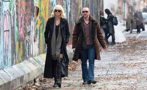 Film sensacyjny z akcją w czasie zimnej wojny w Berlinie Atomic Blonde 2017 Charlize Theron Recenzja Opinie