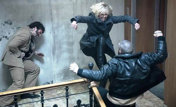 Recenzja filmu Atomic Blonde 2017 ciekawy film sensacyjny szpiegowski akcja w czasie zimnej wojny Charlize Theron Opinie