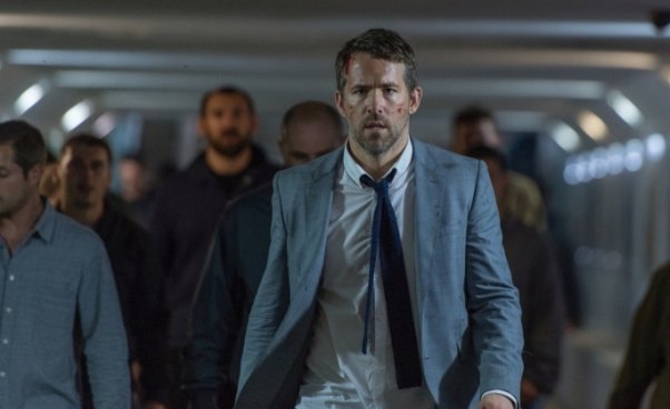 Film akcji komedia sensacyjna Bodyguard Zawodowiec 2017 Ryan Reynolds Recenzja Opinie