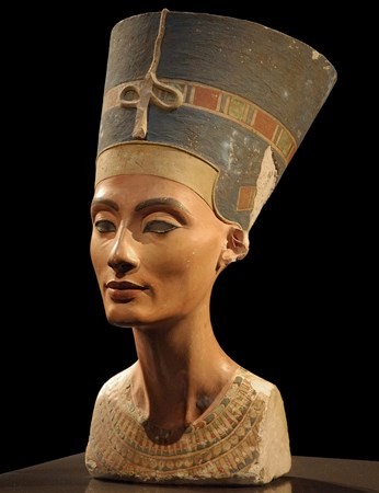 Popiersie Nefertiti królowej Egiptu wizerunek obraz zdjęcie ciekawe cytaty znanych kobiet sławnych ludzi